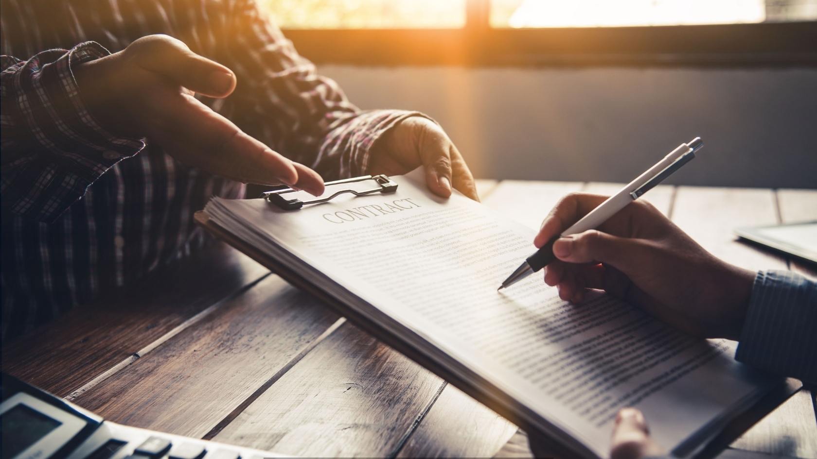 Como Contratos Bem Feitos Evitam Inadimplência Antes de Ela Acontecer
