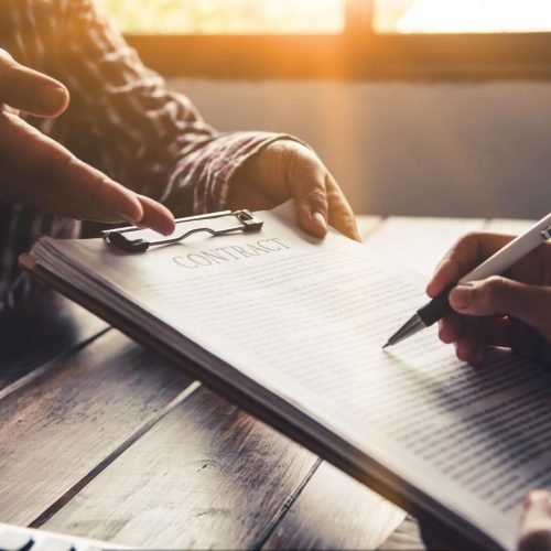 Como Contratos Bem Feitos Evitam Inadimplência Antes de Ela Acontecer