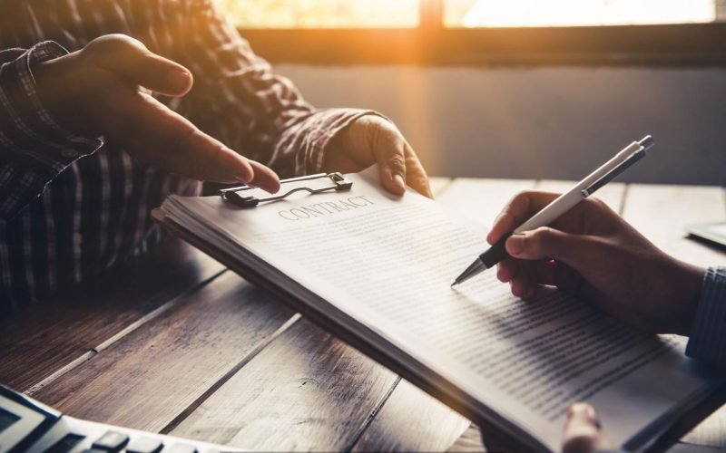 Como Contratos Bem Feitos Evitam Inadimplência Antes de Ela Acontecer