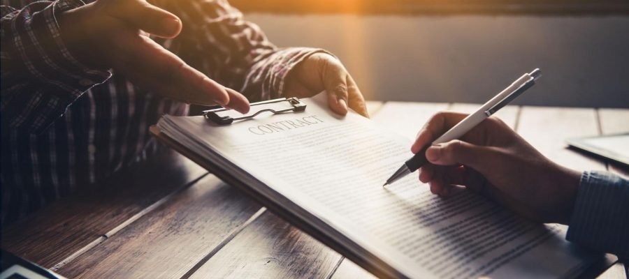 Como Contratos Bem Feitos Evitam Inadimplência Antes de Ela Acontecer